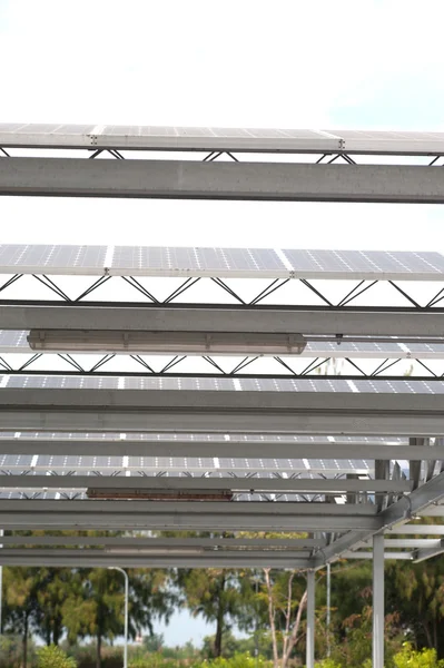 Araba park çatıda güneş pili.