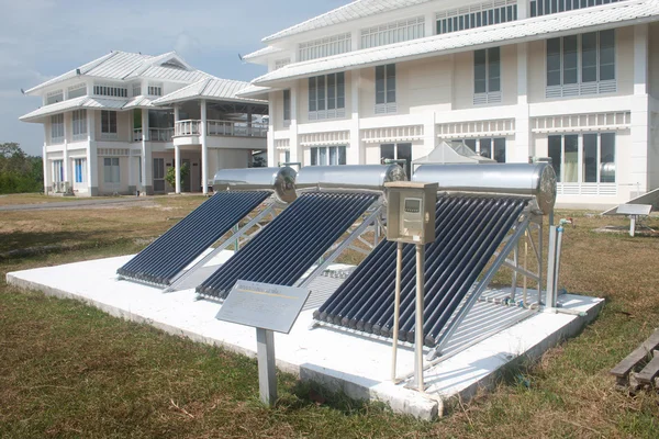 Vidrio solar para sistemas de agua caliente . — Foto de Stock