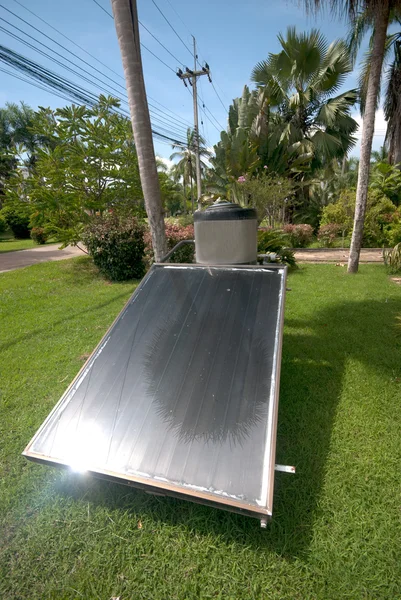 Recipiente de tanque coletor solar para aquecimento de água e água . — Fotografia de Stock