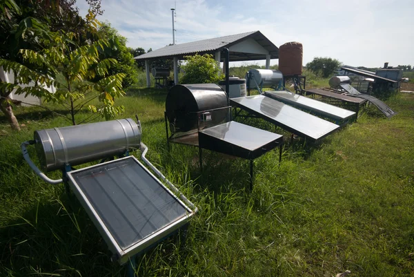 Zonnecollector tankcontainer voor het verwarmen van water en water . — Stockfoto