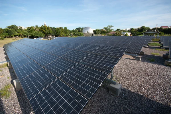 Panele słoneczne z rzędu na Tajlandia elektrowni . — Zdjęcie stockowe