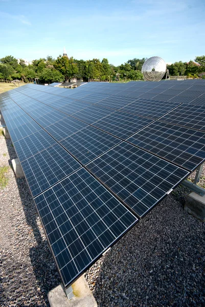 Panneaux solaires dans une rangée sur la centrale électrique Thaïlande  . — Photo