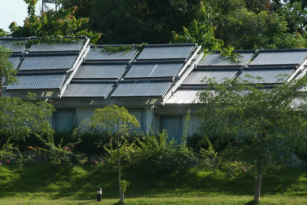 Painéis solares no telhado da casa. — Fotografia de Stock