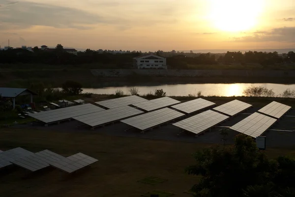 Panneaux solaires-Grand système photovoltaïque à l'aube  . — Photo
