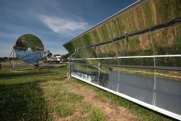 Espelhos parabólicos solares para a produção de energia solar  . — Fotografia de Stock