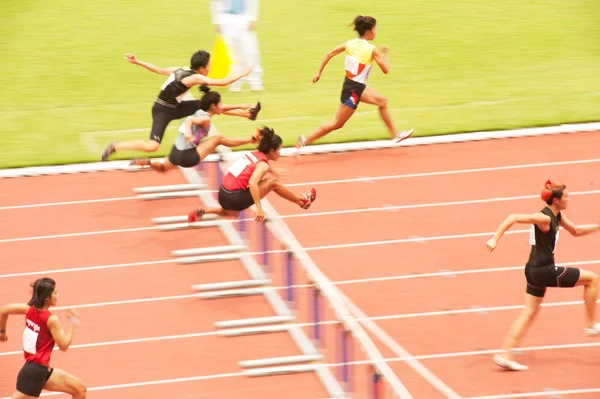 100 m. Obstáculos en Tailandia Open Athletic Championship 2013 . — Foto de Stock