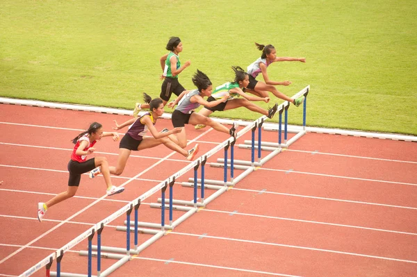 100 m Hürden bei den offenen thailändischen Leichtathletik-Meisterschaften 2013. — Stockfoto