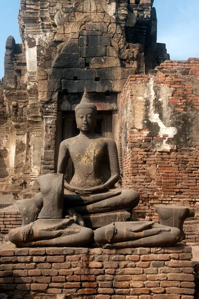 Venkovní starověké Buddha v Phra Prang Sam jód Temple, Thajsko. — Stock fotografie