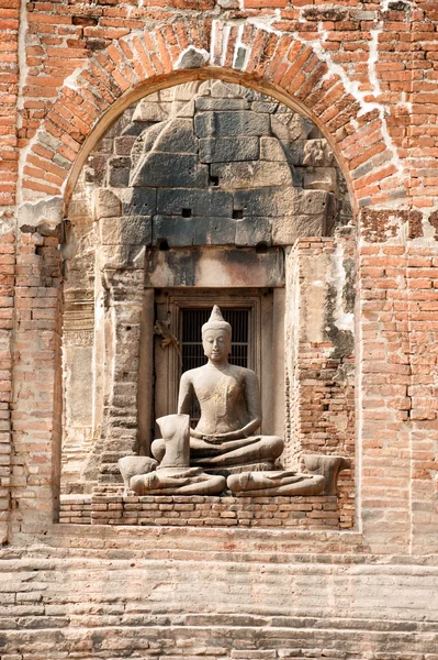 Εξωτερική αρχαία Βούδα στην Phra Prang Sam Yod ναός, Ταϊλάνδη. — Φωτογραφία Αρχείου