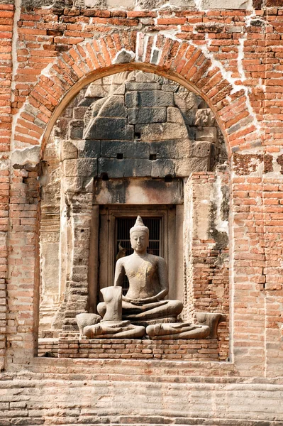 Antiker Buddha im Freien im phra prang sam yod Tempel, Thailand. — Stockfoto