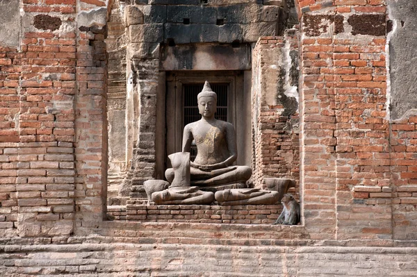 Outdoor ancient Buddha In Phra Prang Sam Yod Temple,Thailand. — Stock Photo, Image