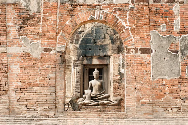 Venkovní starověké Buddha v Phra Prang Sam jód Temple, Thajsko. — Stock fotografie