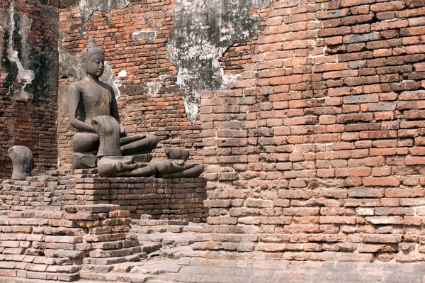 Buiten oude Boeddha In Phra Prang Sam Yod Temple, Thailand. — Stockfoto