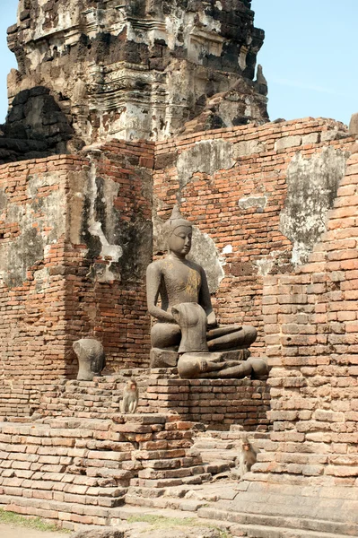 Utomhus antika Buddha i Phra Prang Sam Yod Temple, Thailand. — Stockfoto