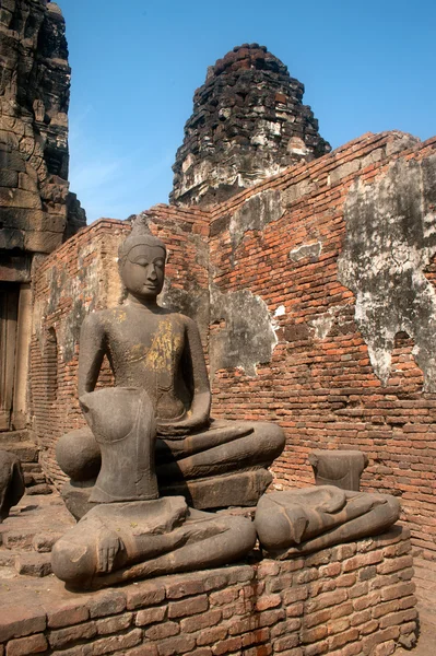 Outdoor antico Buddha In Phra Prang Sam Yod Tempio, Thailandia . — Foto Stock