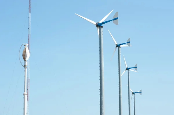 Skupina větrných turbín. — Stock fotografie