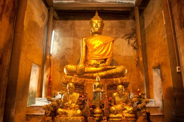 Ancient golden buddha in Thai church. — Stock Photo, Image