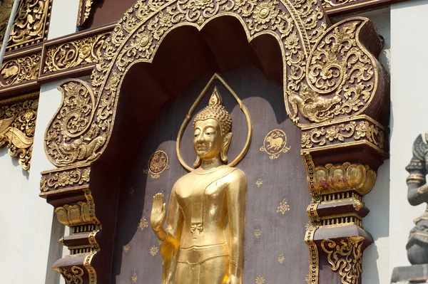 Basrelief Gouden Boeddha op kerk in Thaise tempel. — Stockfoto