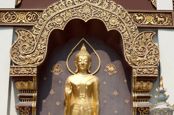 Basrelief Gouden Boeddha op kerk in Thaise tempel. — Stockfoto