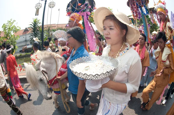 Ofreciendo como limosna en los desfiles de Poy-Sang-Long Festival en N — Foto de Stock
