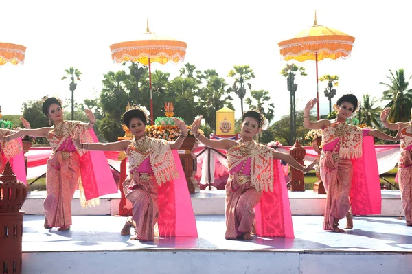 Skupiny thajské tanečníků provést thajský tanec v příležitosti Loy Krathong festival. — Stock fotografie