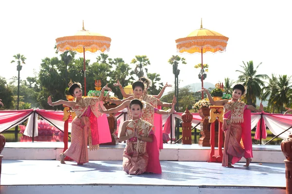 Eine Gruppe thailändischer Tänzer führt anlässlich des loy krathong Festivals einen thailändischen Tanz auf. — Stockfoto