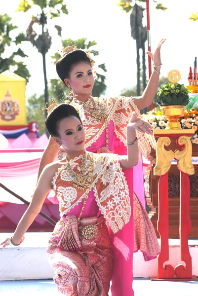 Eine Gruppe thailändischer Tänzer führt anlässlich des loy krathong Festivals einen thailändischen Tanz auf. — Stockfoto