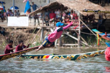 Bir bayrak kapma doğru tırmanma yay.