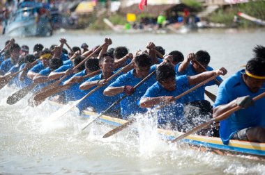 Bir bayrak kapma doğru tırmanma yay.