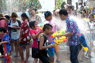 Su Festivali Tayland oynayan çocuk.