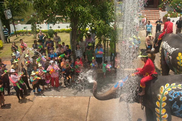 Giovane elefante giocare acqua . — Foto Stock