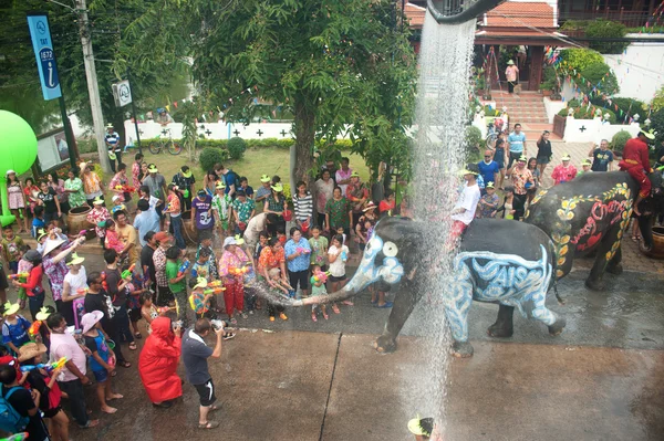 Jovem elefante jogando água . — Fotografia de Stock