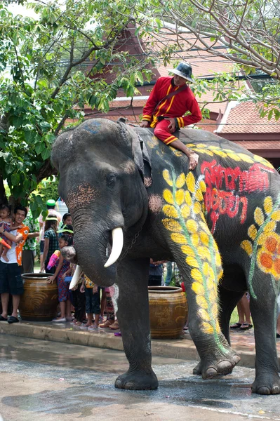 Jovem dança elefante no festival da água . — Fotografia de Stock