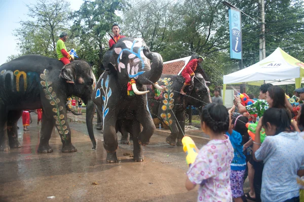 Jovem elefante jogando água . — Fotografia de Stock