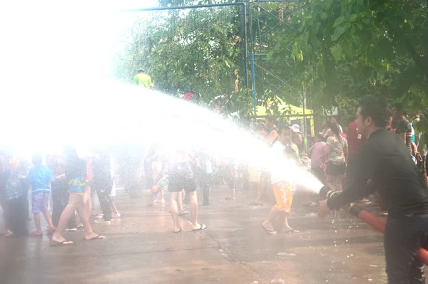 Homem atirar água em Songkran festival . — Fotografia de Stock