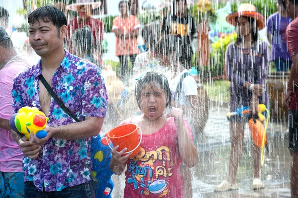 Criança jogando festival de água na Tailândia . — Fotografia de Stock