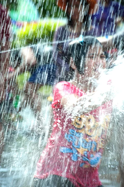 Criança jogando festival de água na Tailândia . — Fotografia de Stock