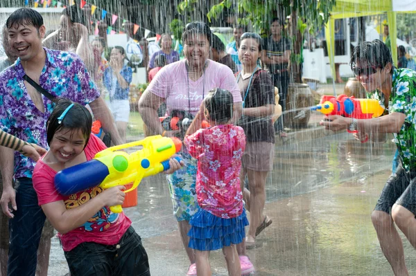 Dziecko gra festiwalu wody w Tajlandii. — Zdjęcie stockowe