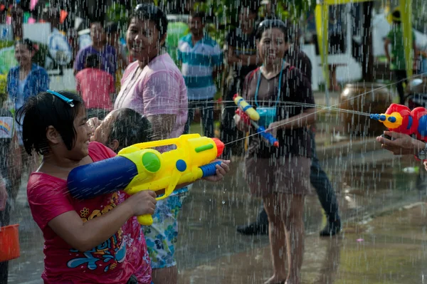 Criança jogando festival de água na Tailândia . — Fotografia de Stock