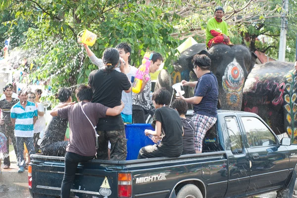Άνθρωποι που παίζουν την γιορτή του νερού σε Ταϊλάνδη. — Φωτογραφία Αρχείου