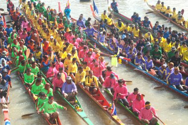 Renkli toplam longtailboat .