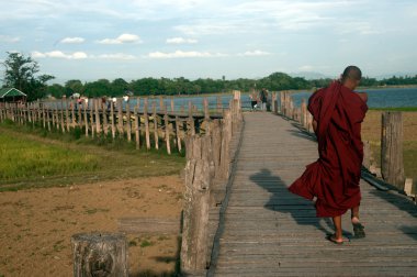 Rahipler ve U-Bein Köprüsü, Myanmar üzerinde yürüme ziyaretçi.