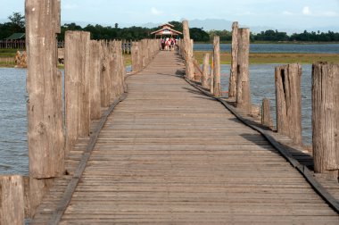 Ünlü ahşap U-Bein Köprüsü Myanmar.