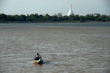 Myanmar U-Bein Bridge yakınındaki gölde geleneksel tekne.