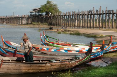 Geleneksel tekne Uben bridge yakınındaki göl kıyısında.