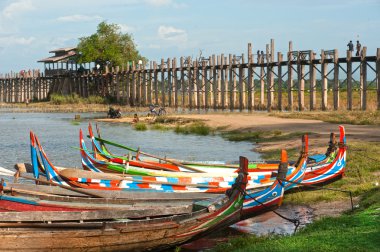 Geleneksel tekne Uben bridge yakınındaki göl kıyısında.