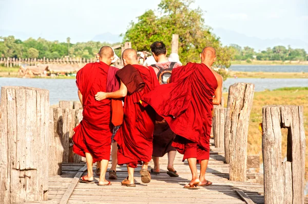 Mönche und Besucher auf der U-bein-Brücke, myanmar. — Stockfoto