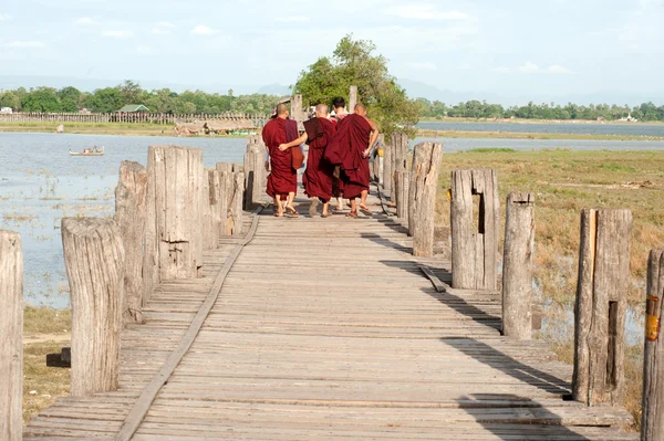 Moines et visiteurs marchant sur le pont U-Bein, Myanmar . — Photo