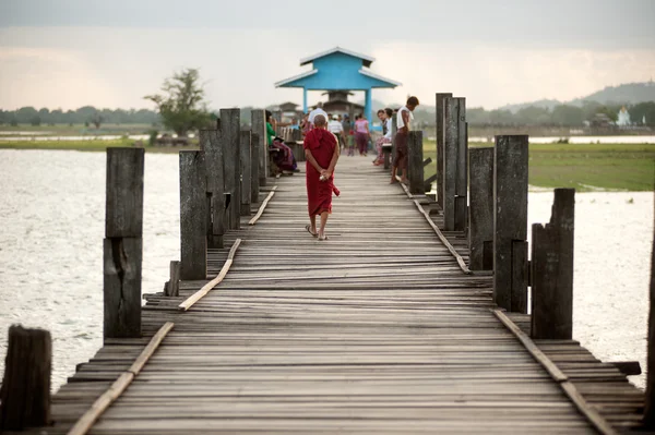 Monges e visitantes caminhando na Ponte U-Bein, Mianmar . — Fotografia de Stock