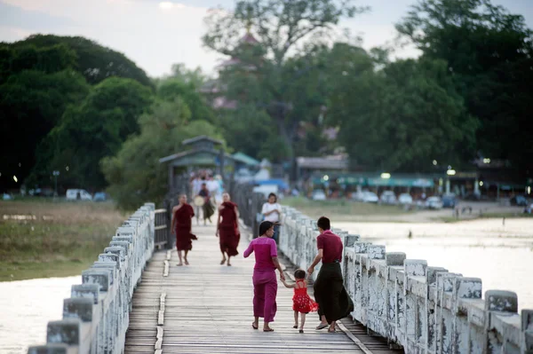 Residentes y visitantes que viajan en el Puente U-Bein, Myanmar . — Foto de Stock